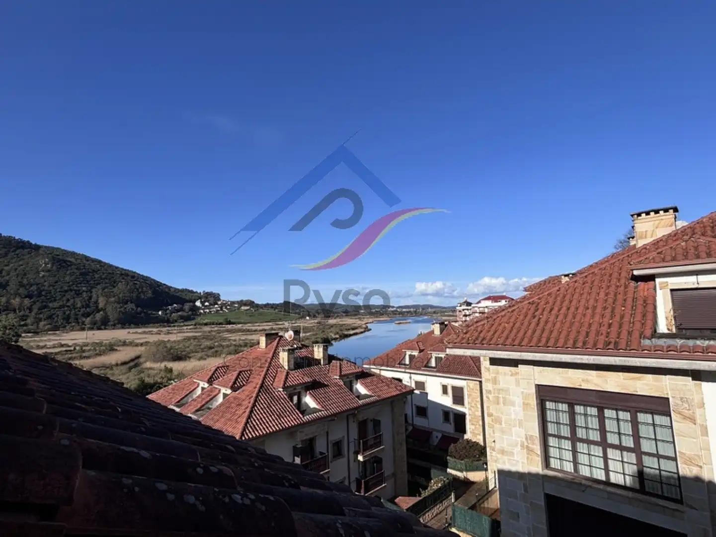 Vista exterior de Àtic en venda en Limpias amb Calefacció, Parquet i Traster