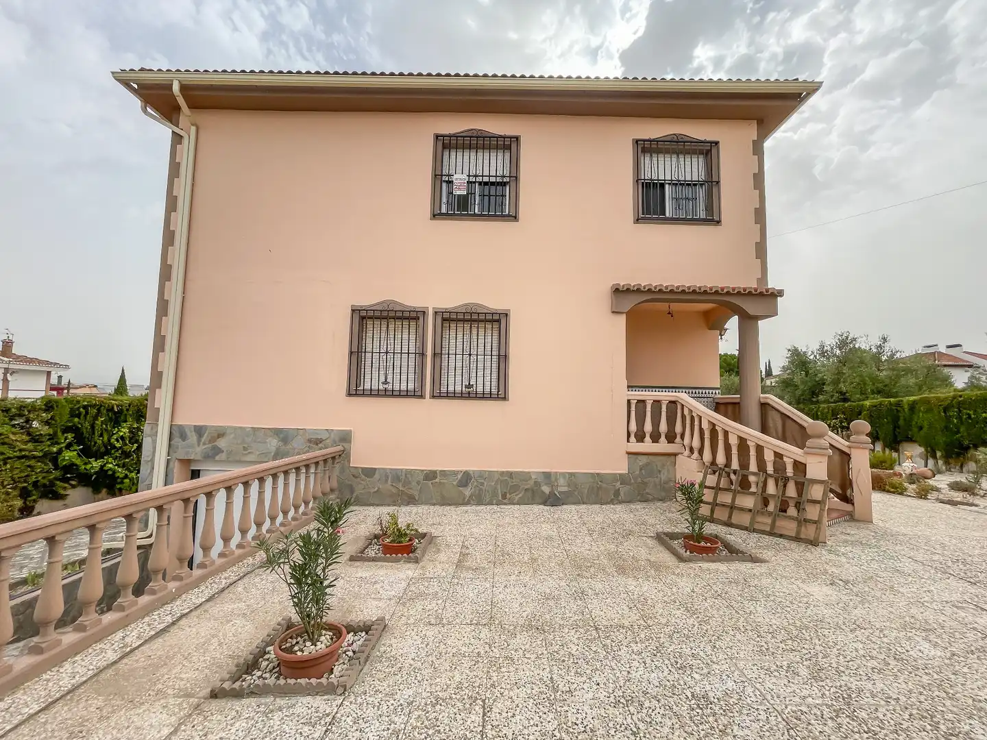 Vista exterior de Casa o xalet en venda en Villa de Otura amb Jardí privat, Terrassa i Piscina