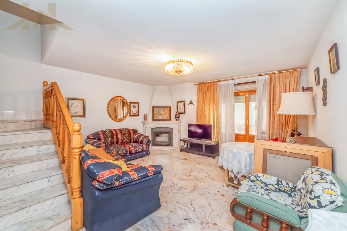 Sala d'estar de Casa adosada en venda en El Tiemblo  amb Calefacció, Terrassa i Moblat