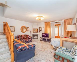 Sala d'estar de Casa adosada en venda en El Tiemblo  amb Calefacció, Terrassa i Moblat