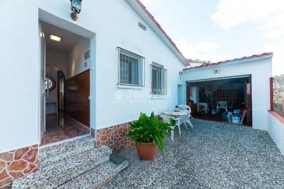 Vista exterior de Casa o xalet en venda en Cubelles amb Calefacció i Piscina