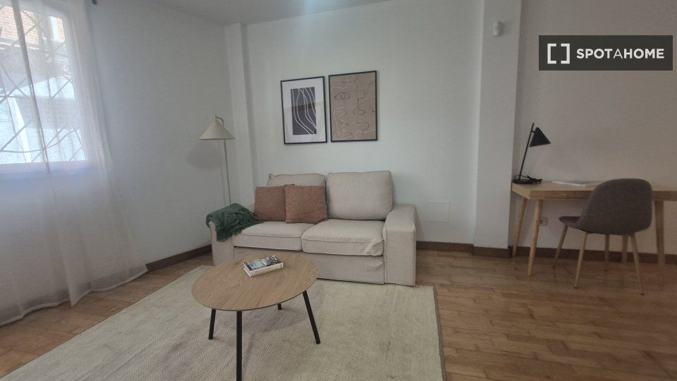 Sala de estar de Piso de alquiler en  Madrid Capital con Aire acondicionado, Calefacción y Amueblado