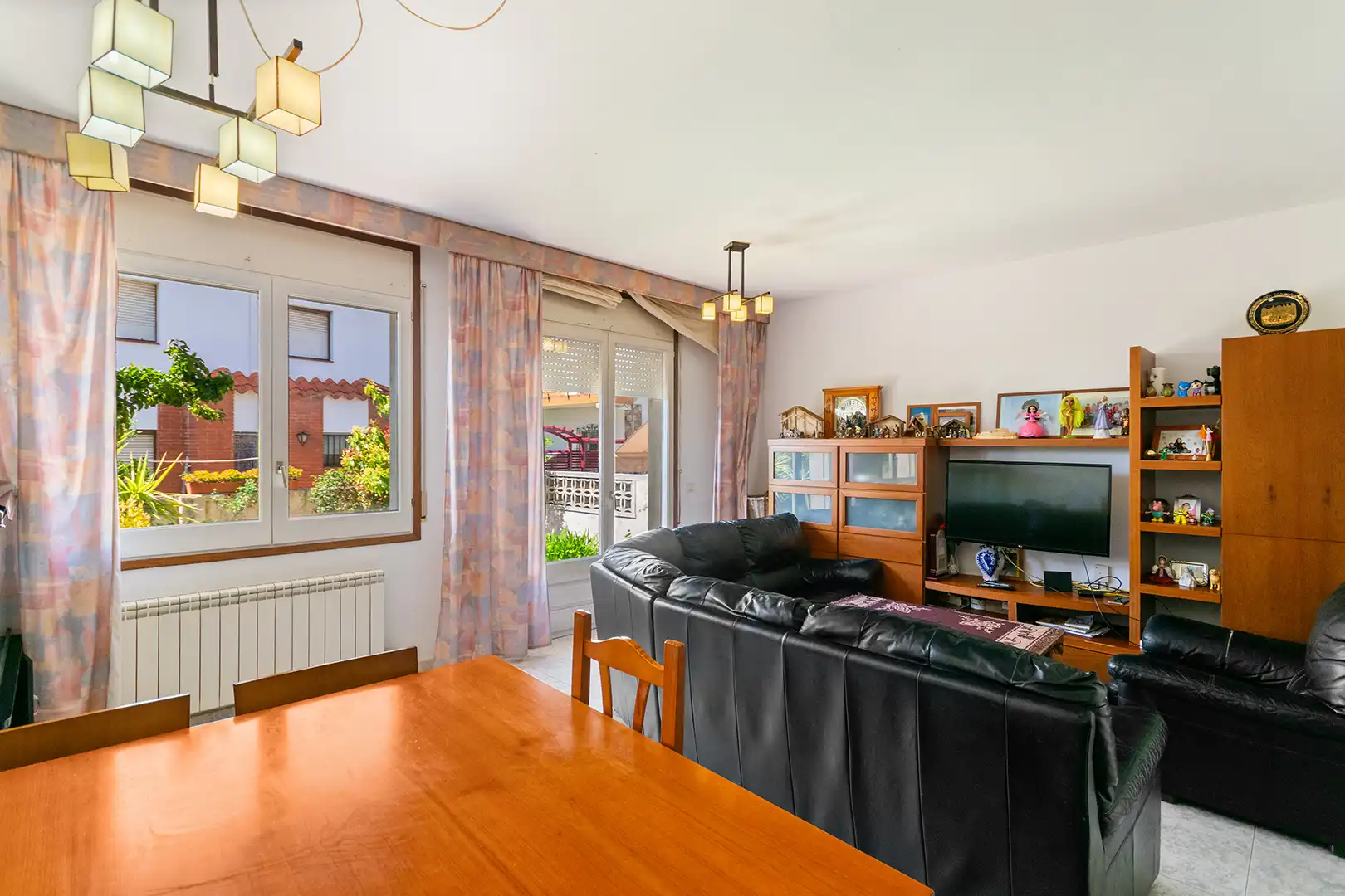 Sala d'estar de Casa adosada en venda en Peralada amb Calefacció, Jardí privat i Terrassa