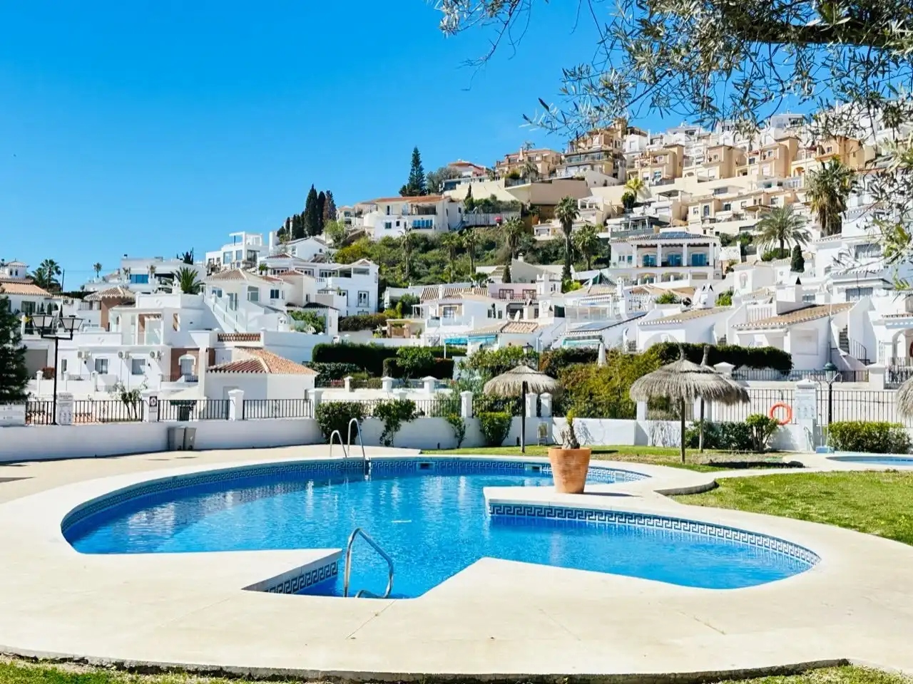 Vista exterior de Dúplex en venta en Nerja con Jardín privado, Trastero y Piscina comunitaria