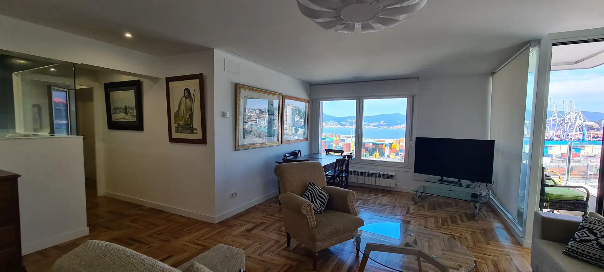 Living room of Flat for rent in Vigo   with Heating, Parquet flooring and Oven