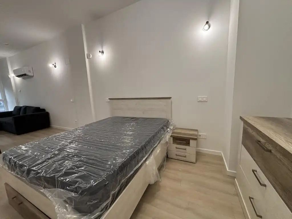 Dormitori de Estudi de lloguer en Madrid amb Aire condicionat, Moblat i Piscina comunitària