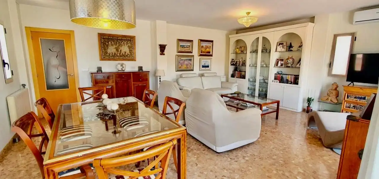 Sala d'estar de Casa o xalet en venda en L'Alfàs del Pi amb Aire condicionat, Jardí privat i Terrassa