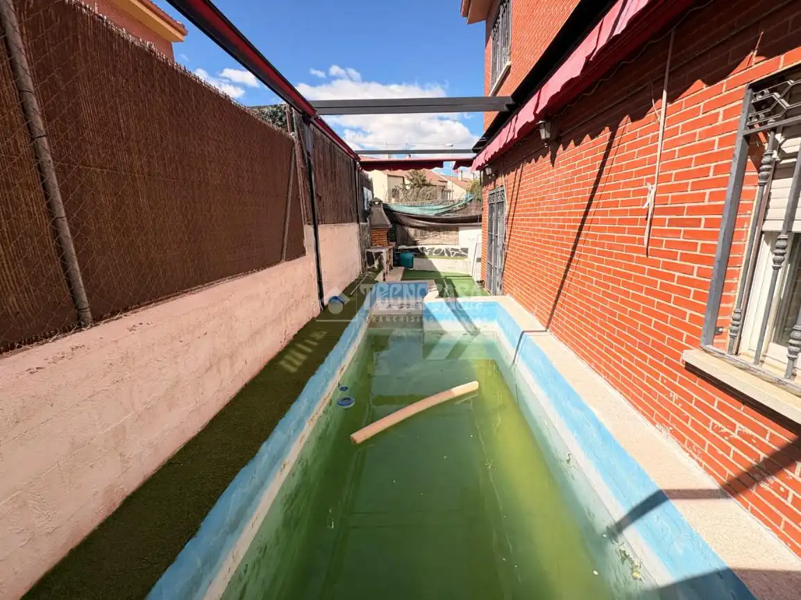 Piscina de Casa adosada en venta en Loeches
