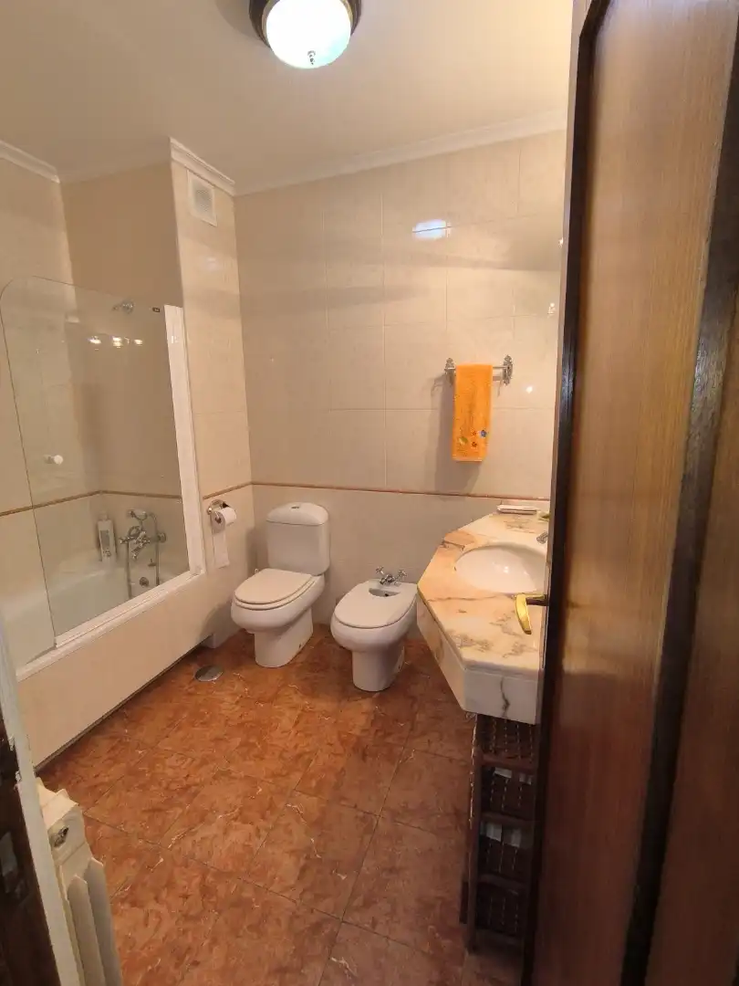 Badezimmer von Wohnung zum Verkauf in Palencia mit Heizung, Terrasse und Ofen