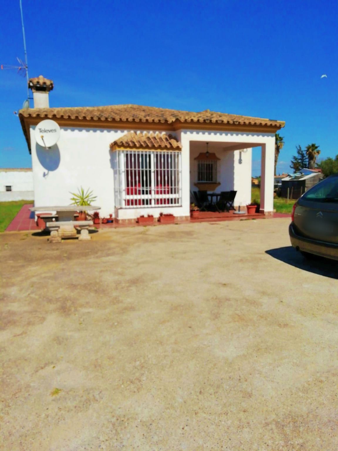 Vista exterior de Casa o xalet en venda en Chiclana de la Frontera amb Jardí privat i Terrassa