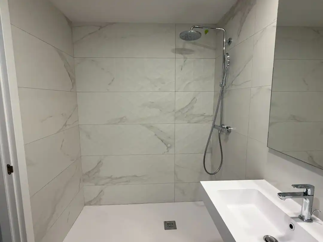 Badezimmer von Wohnung zur Miete in Ciudad Lineal