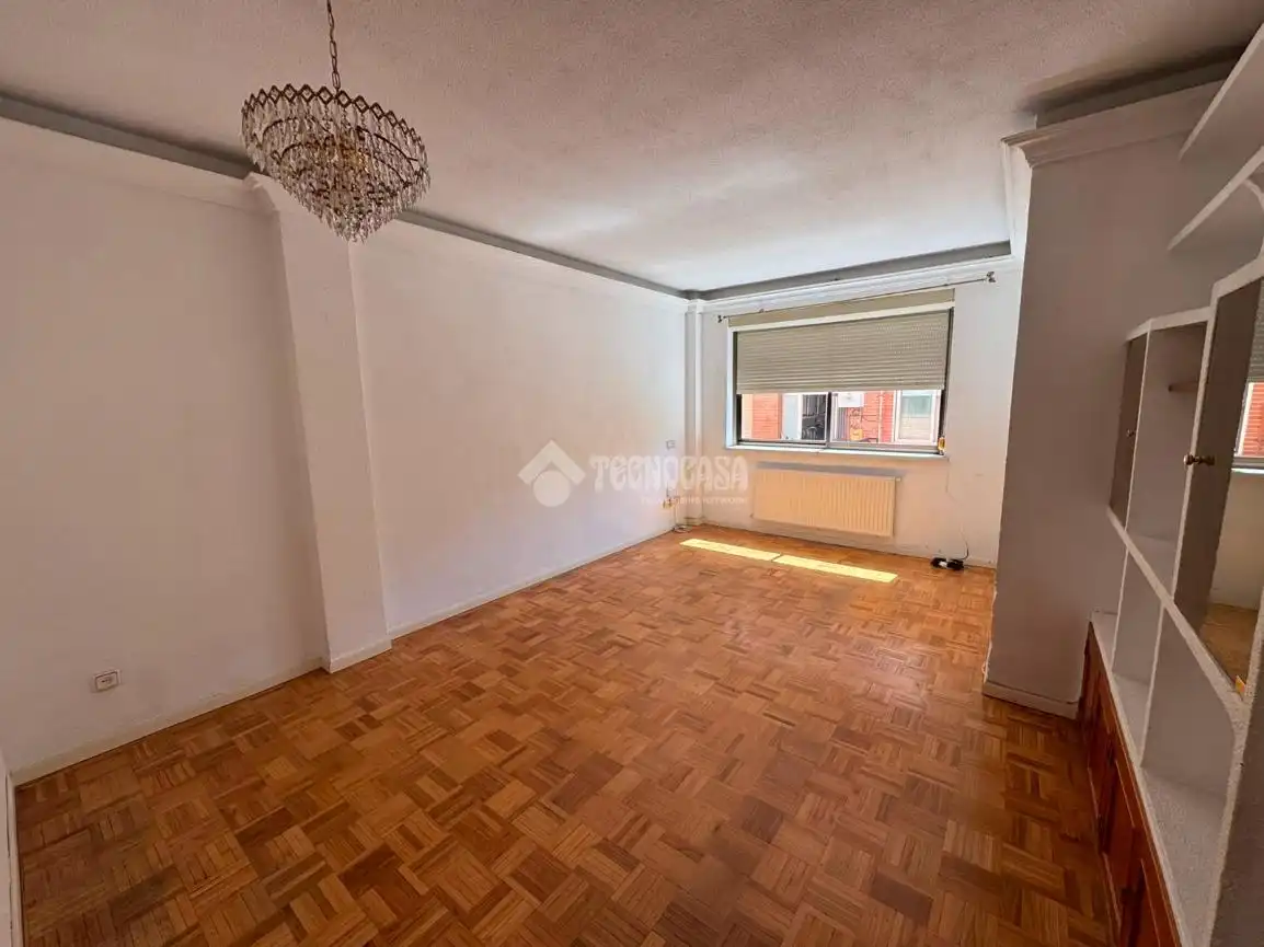 Sala d'estar de Pis en venda en Madrid amb Calefacció i Parquet
