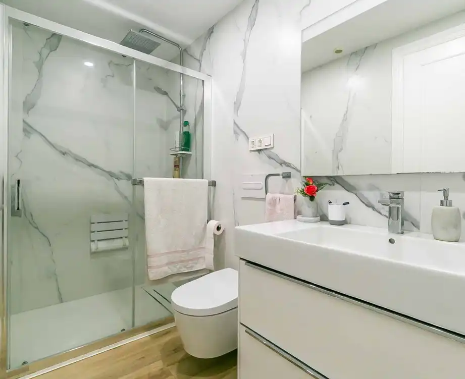 Badezimmer von Wohnung zum Verkauf in Fuengirola mit Möbliert, Ofen und Waschmaschine