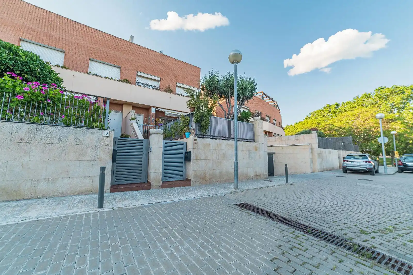 Vista exterior de Casa adosada en venda en Arenys de Mar amb Aire condicionat, Calefacció i Jardí privat