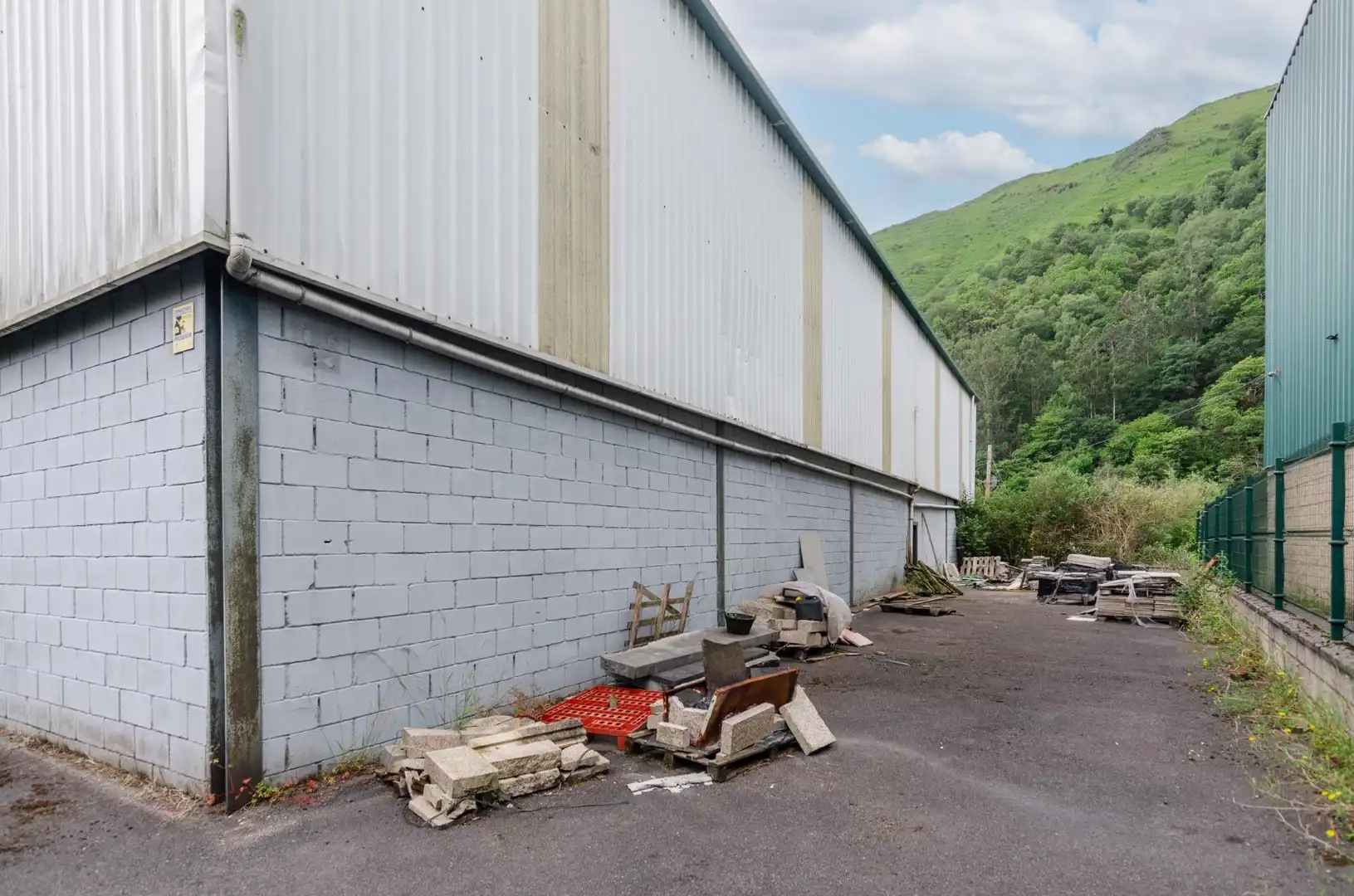 Vista exterior de Nau industrial en venda en Mieres (Asturias)