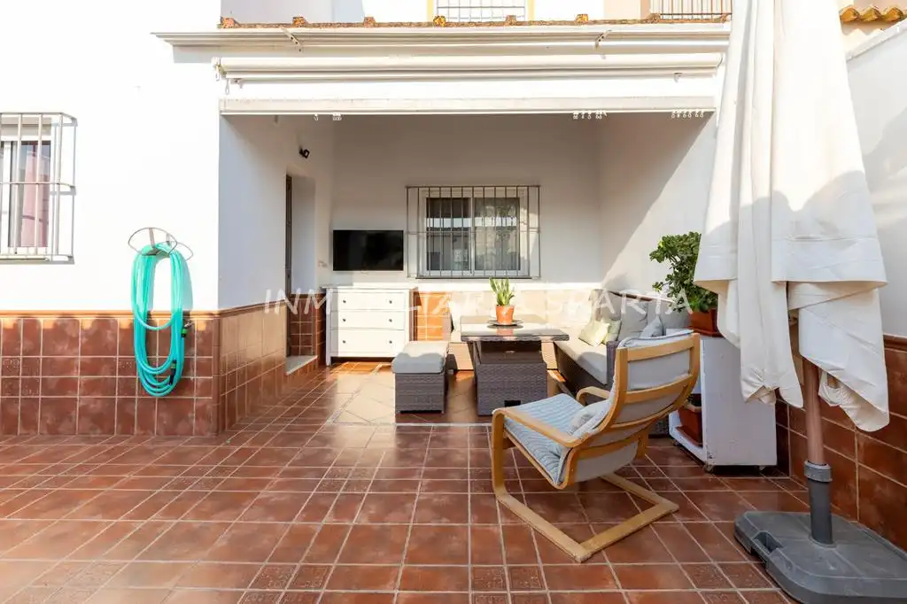 Terrasse von Einfamilien-Reihenhaus zum Verkauf in Umbrete mit Klimaanlage