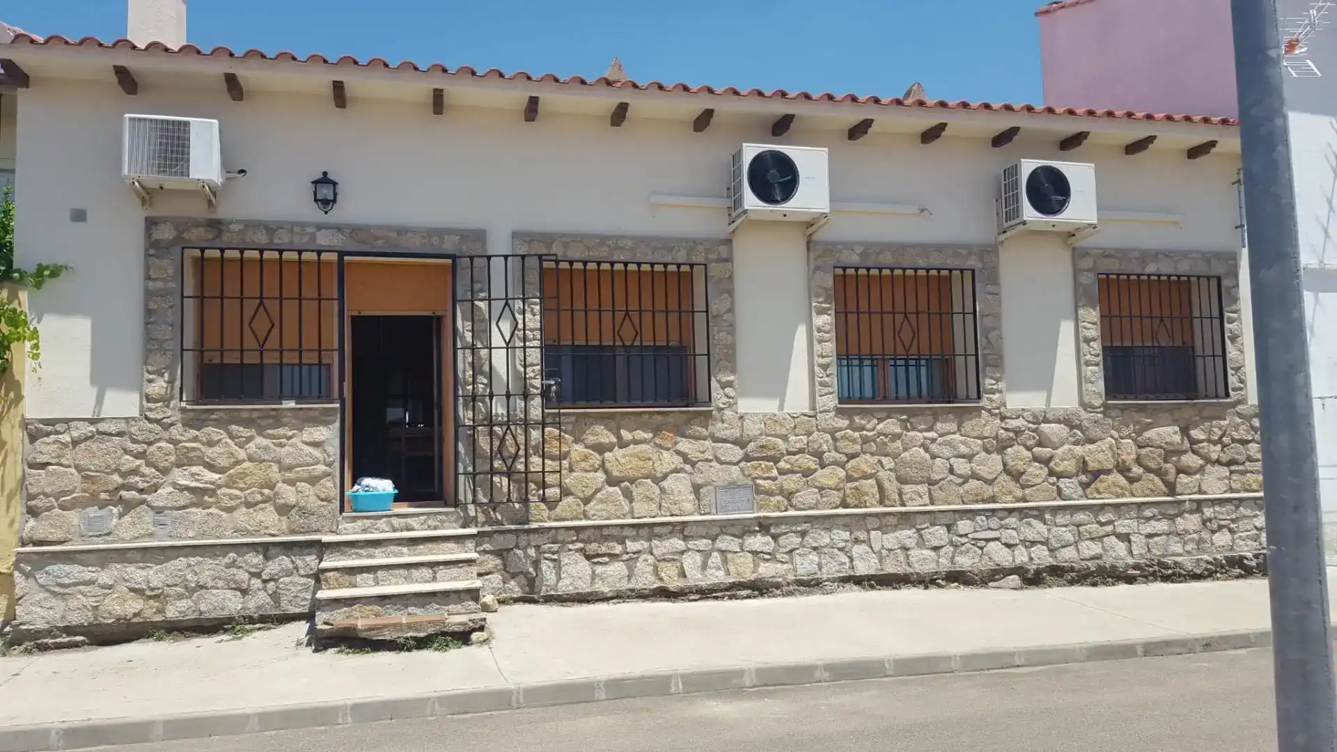 Vista exterior de Casa o xalet en venda en Jaraicejo amb Aire condicionat