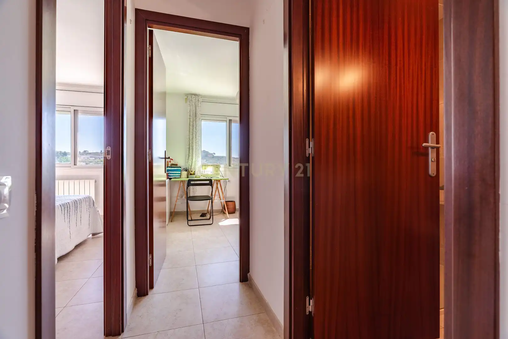 Einfamilien-Reihenhaus zum Verkauf in Vila-rodona mit Privatgarten und Ofen
