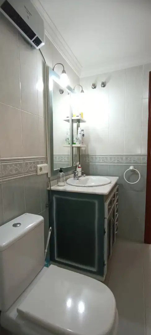 Badezimmer von Einfamilien-Reihenhaus zum Verkauf in Estepona mit Klimaanlage, Heizung und Terrasse