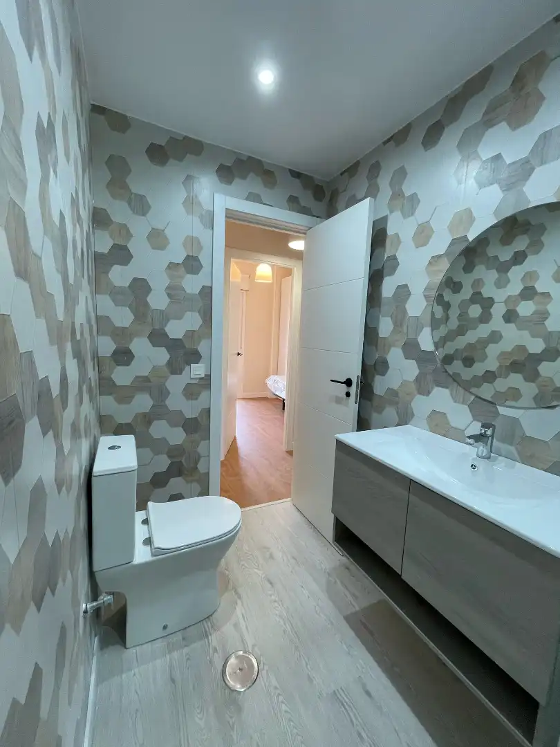Bathroom of Flat for rent in Granada  with Air Conditioner, Heating and Parquet flooring