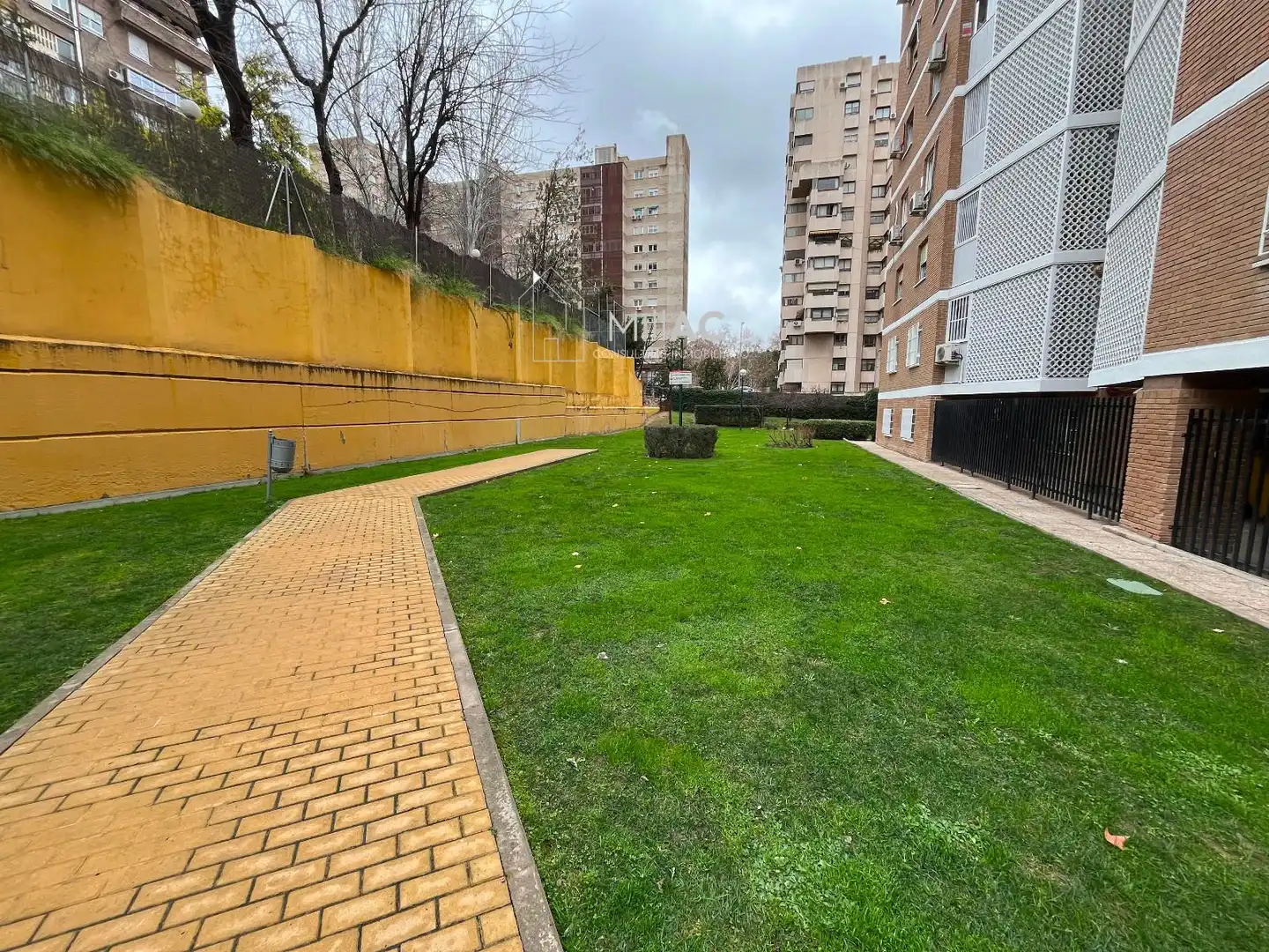 Parking de Piso en venta en Madrid con Calefacción, Terraza y Piscina