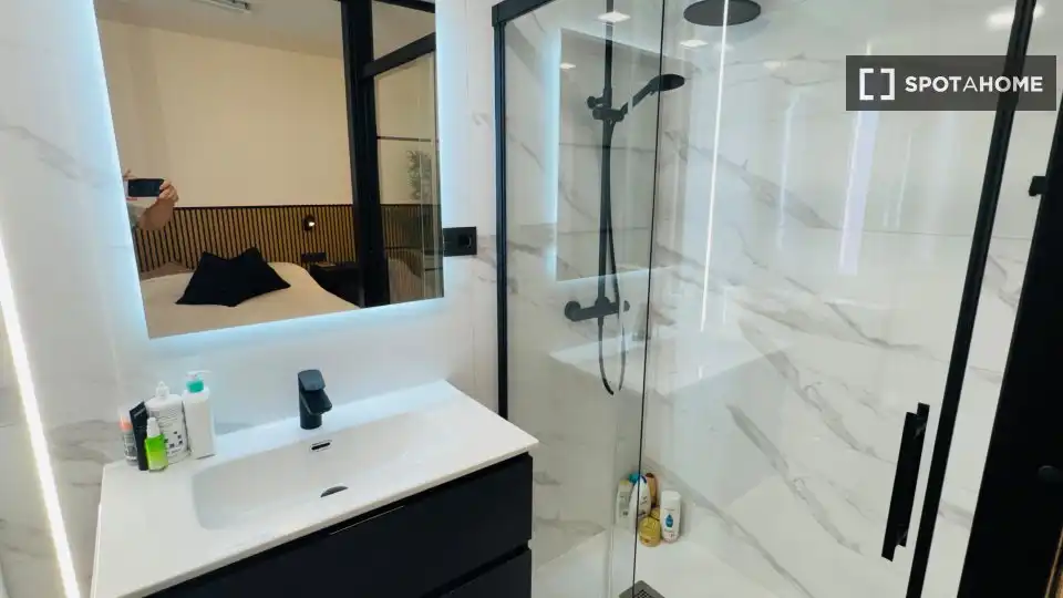 Bathroom of Flat for rent in Madrid  with Air Conditioner, Heating and Furnished