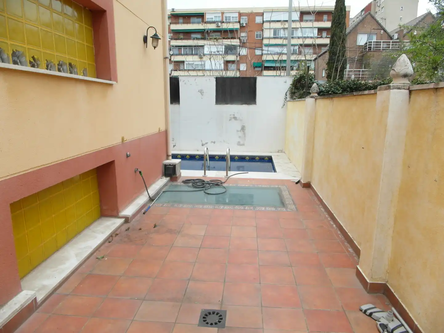 Piscina de Casa adosada en venta en Madrid con Aire acondicionado, Calefacción y Jardín privado