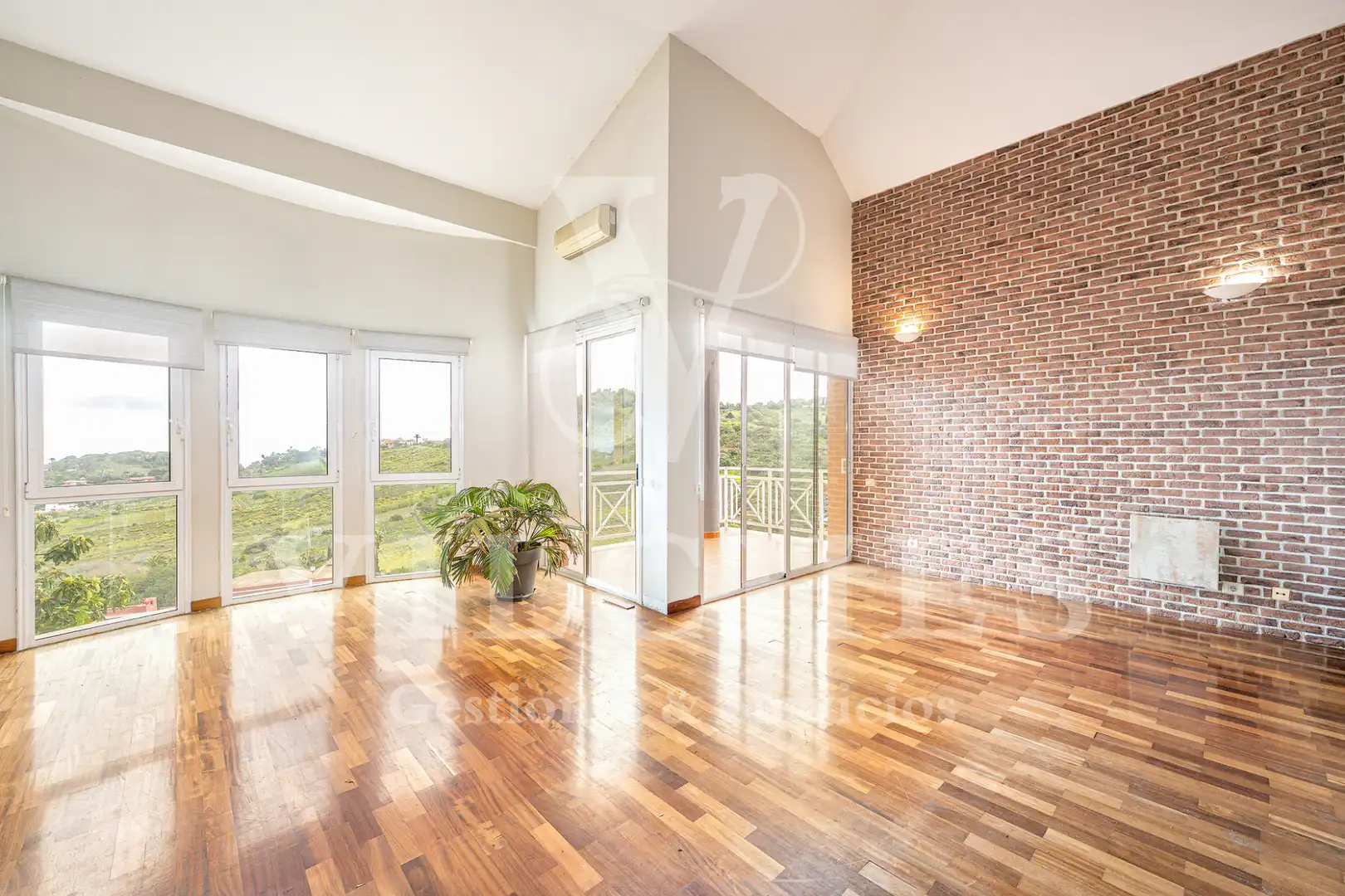 Sala d'estar de Casa adosada en venda en Santa Brígida amb Aire condicionat, Jardí privat i Terrassa
