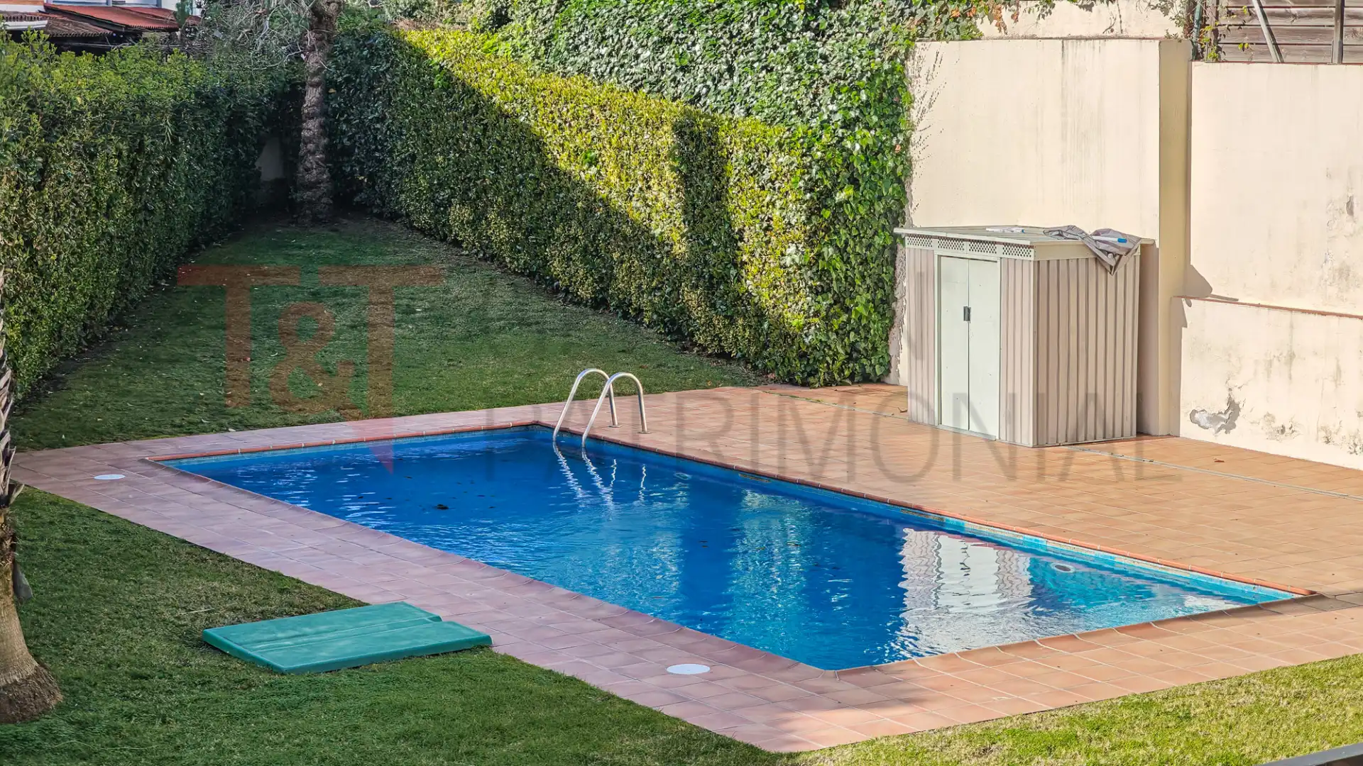 Schwimmbecken von Einfamilien-Reihenhaus zum Verkauf in El Masnou mit Klimaanlage, Heizung und Terrasse