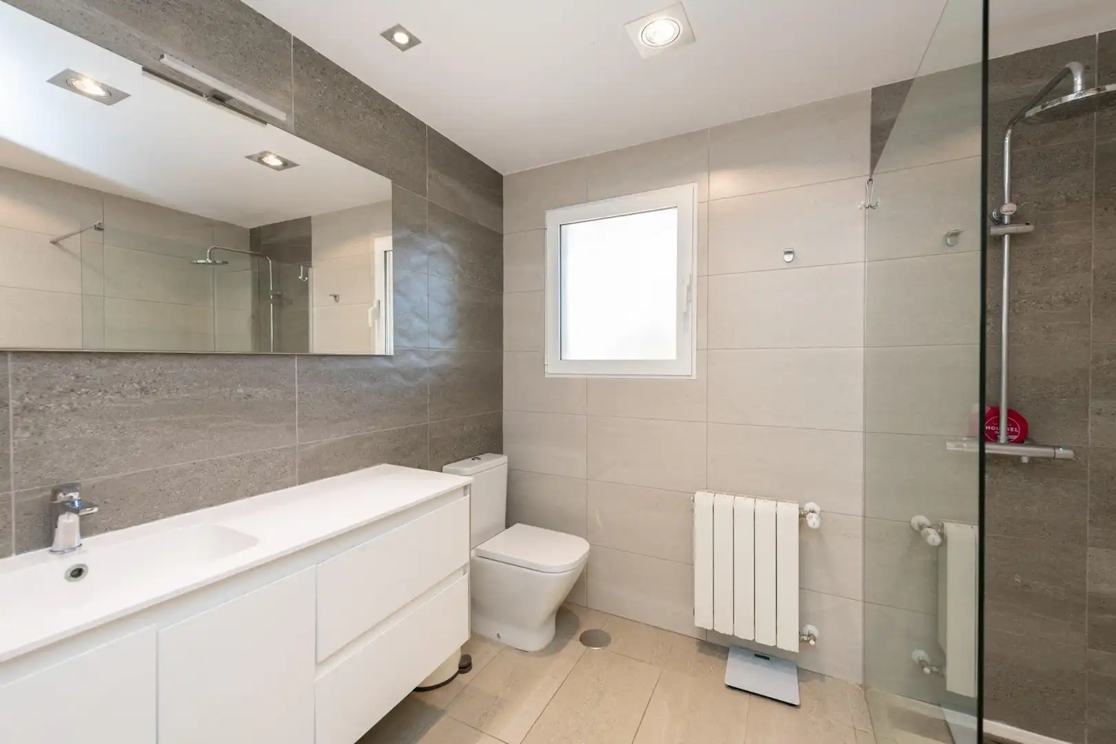 Baño de Casa o chalet en venta en Alicante / Alacant con Aire acondicionado, Calefacción y Jardín privado