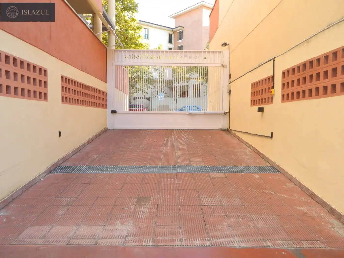 Parking de Dúplex de alquiler en Isla Cristina con Terraza, Balcón y Piscina comunitaria