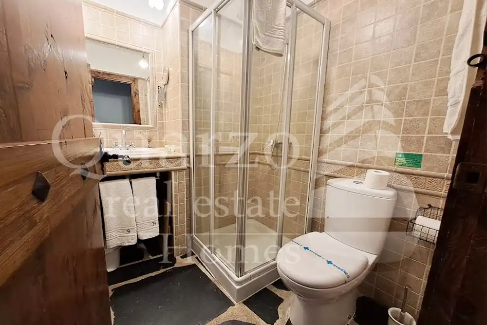 Bathroom of Houses for sale in Herrera de Alcántara  with Air Conditioner and Furnished