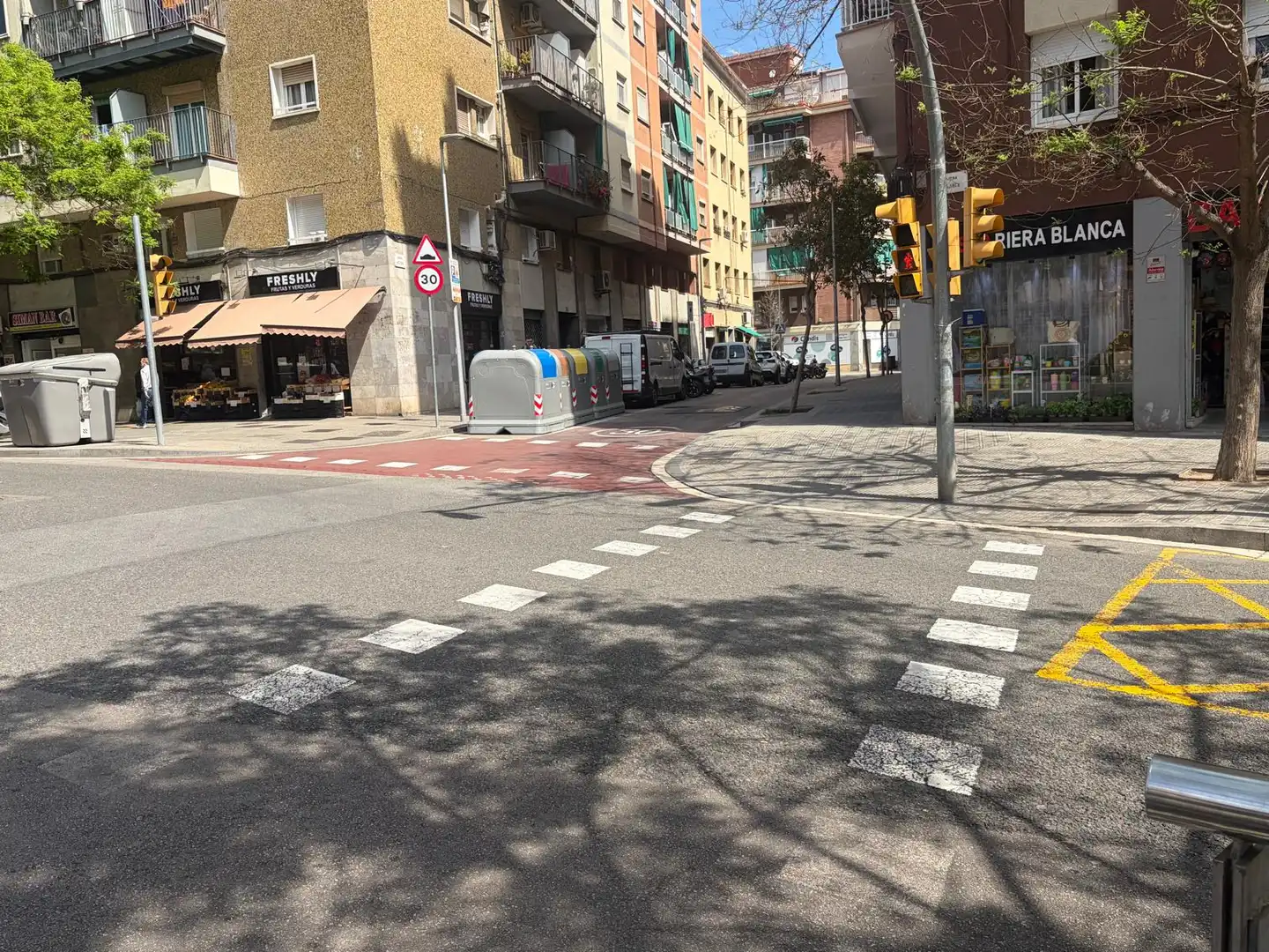 Außenansicht von Geschaftsraum zum Verkauf in L'Hospitalet de Llobregat mit Alarm