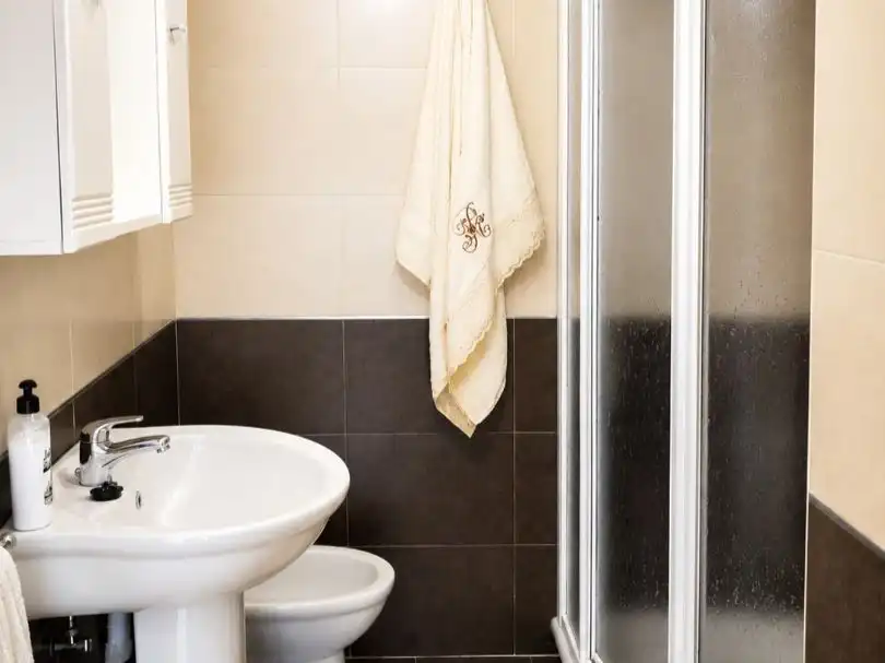 Badezimmer von Wohnung zur Miete in Boiro mit Terrasse und Balkon