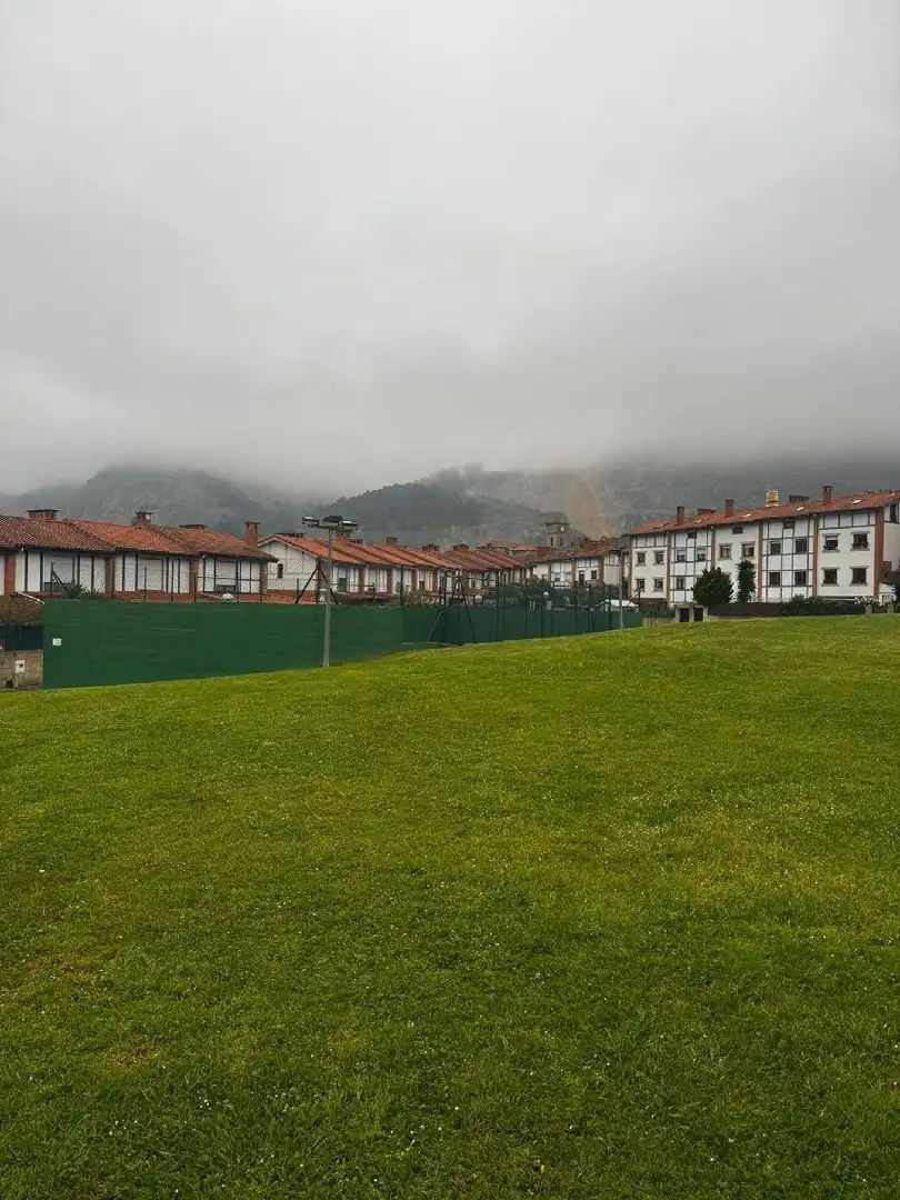 Vista exterior de Casa o xalet en venda en Castro-Urdiales amb Calefacció, Jardí privat i Terrassa