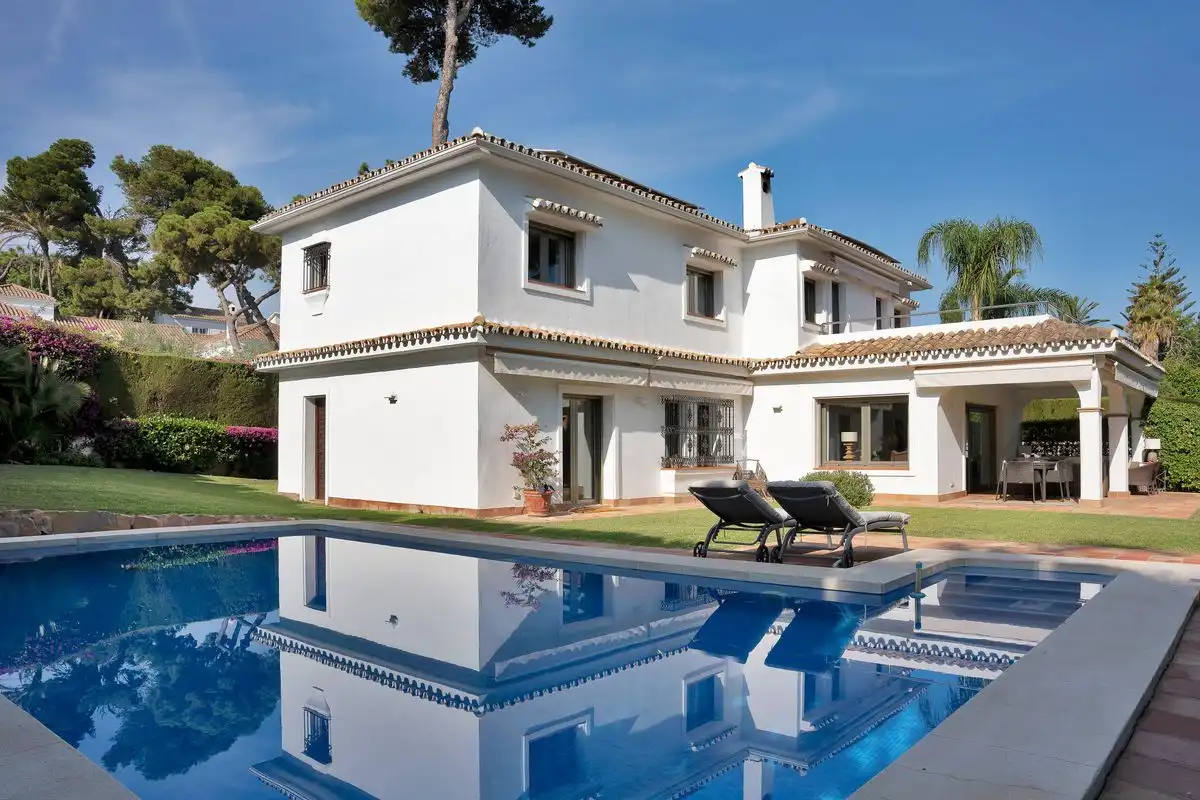 Vista exterior de Casa o xalet en venda en Marbella amb Aire condicionat, Calefacció i Jardí privat