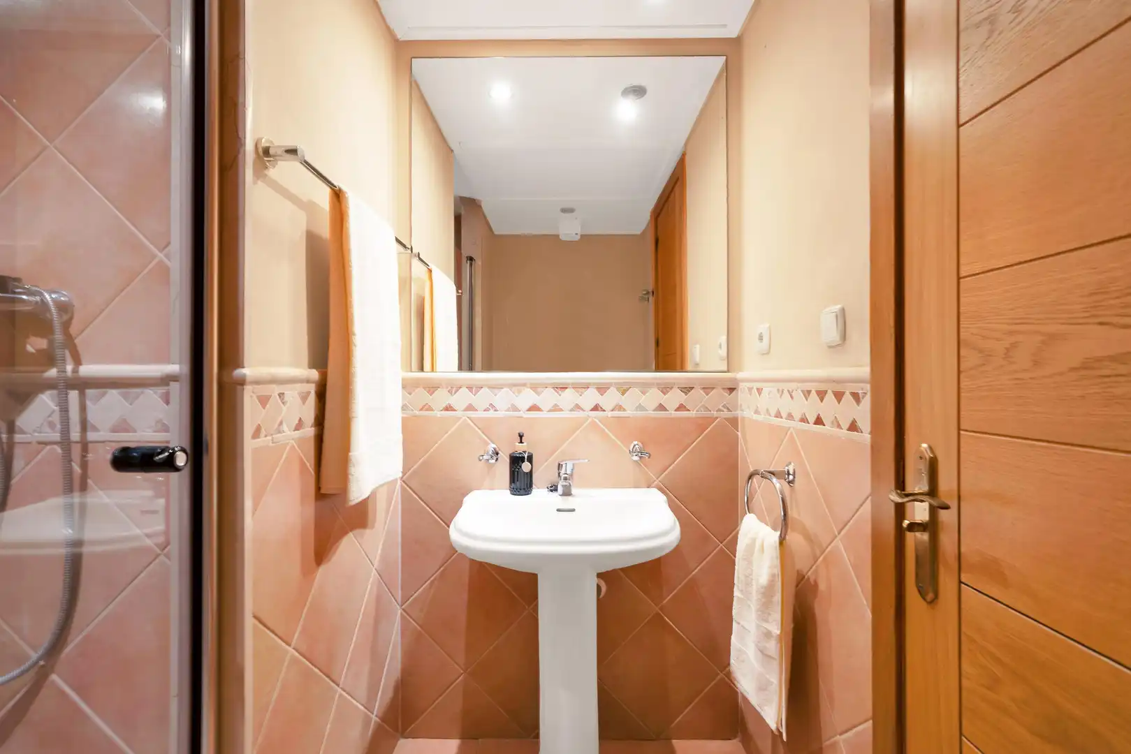 Bathroom of Apartments for rent in Marbella  with Air Conditioner, Heating and Private garden