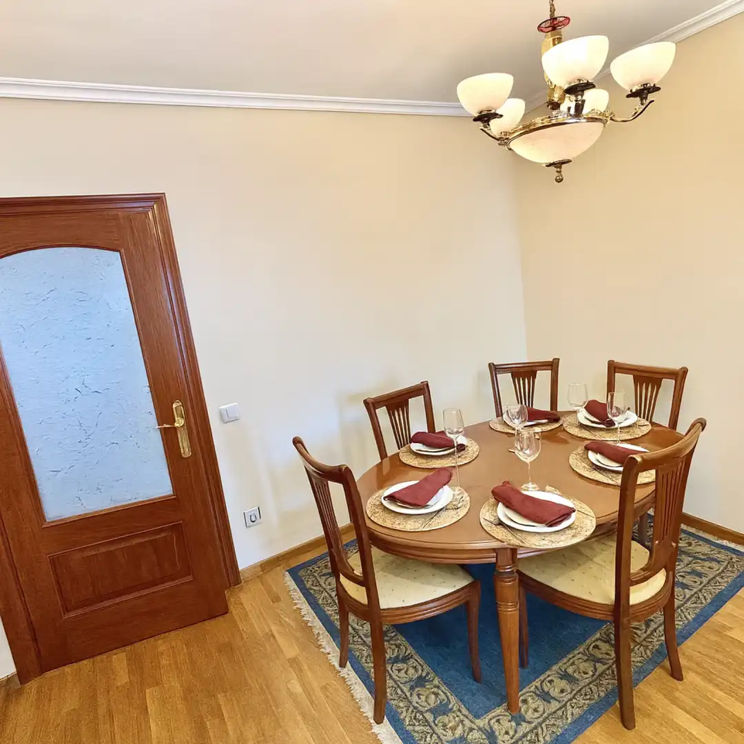 Comedor de Piso en venta en Oviedo  con Calefacción, Jardín privado y Parquet
