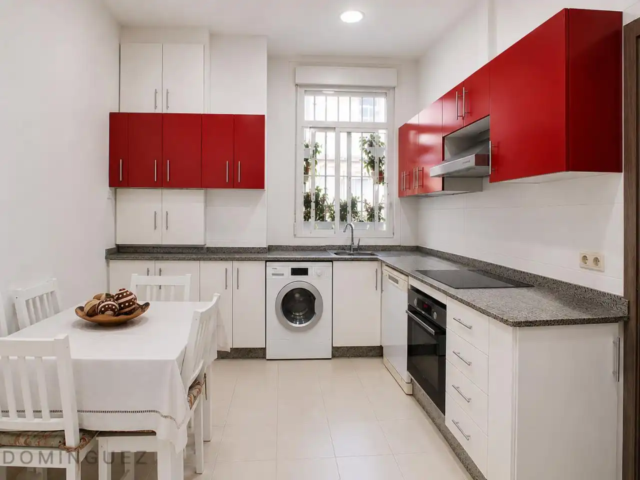 Cocina de Planta baja en venta en Vigo  con Calefacción y Amueblado