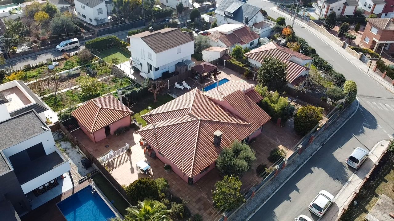 Vista exterior de Casa o xalet en venda en Cànoves I Samalús amb Calefacció, Traster i Piscina
