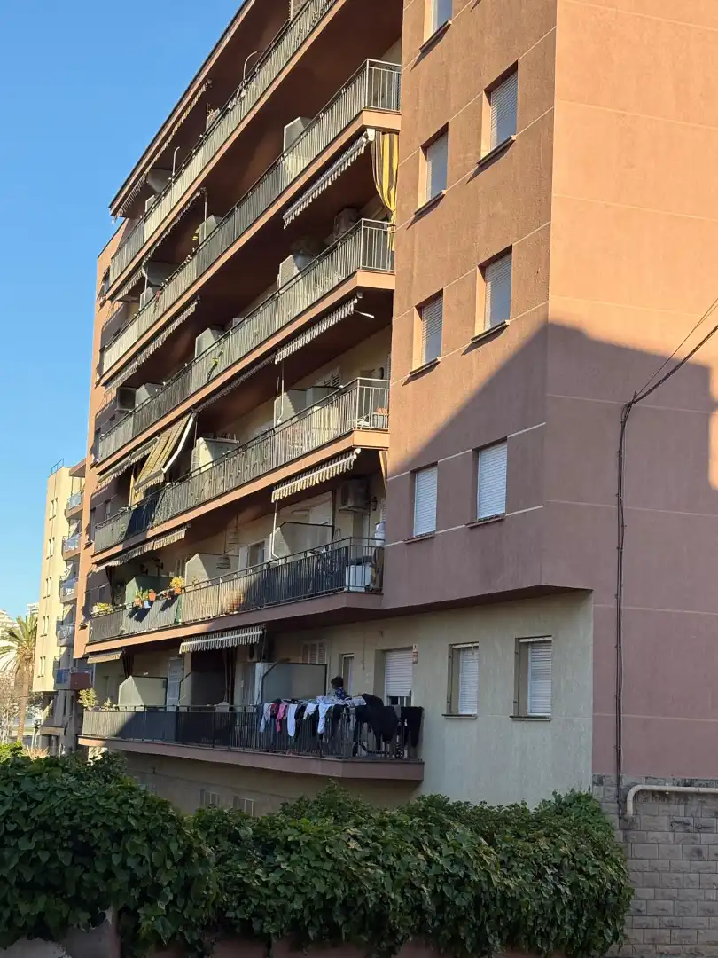 Außenansicht von Wohnung zum Verkauf in Sitges mit Terrasse, Abstellraum und Balkon