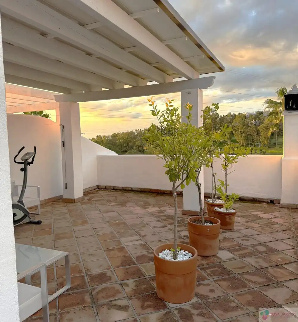 Terrassa de Casa adosada en venda en Estepona amb Terrassa, Traster i Piscina comunitària