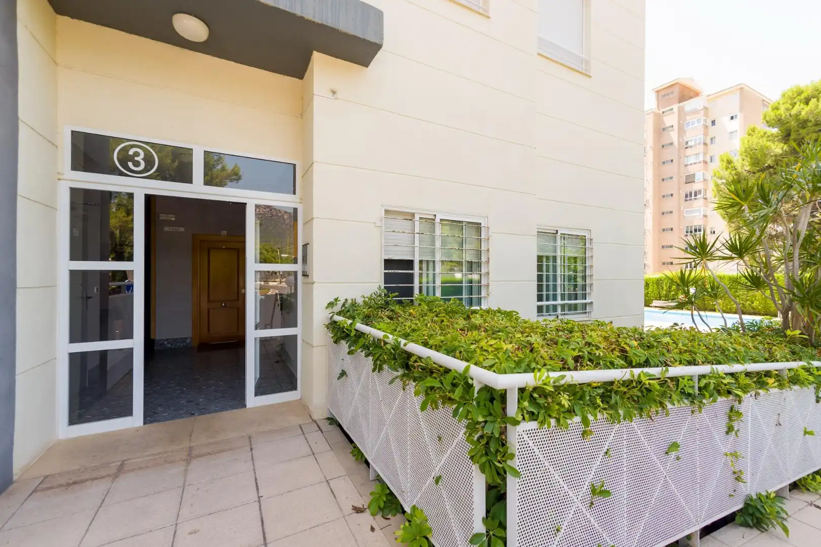 Außenansicht von Wohnungen zum Verkauf in Benicasim / Benicàssim mit Privatgarten, Terrasse und Gemeinschaftspool