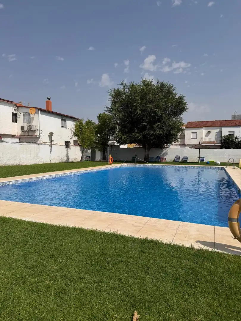 Piscina de Casa adosada en venda en Mairena del Aljarafe amb Piscina comunitària
