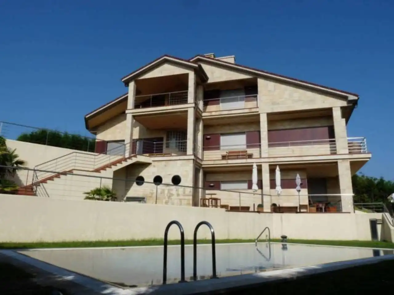 Vista exterior de Casa o xalet en venda en Oviedo  amb Calefacció, Terrassa i Alarma