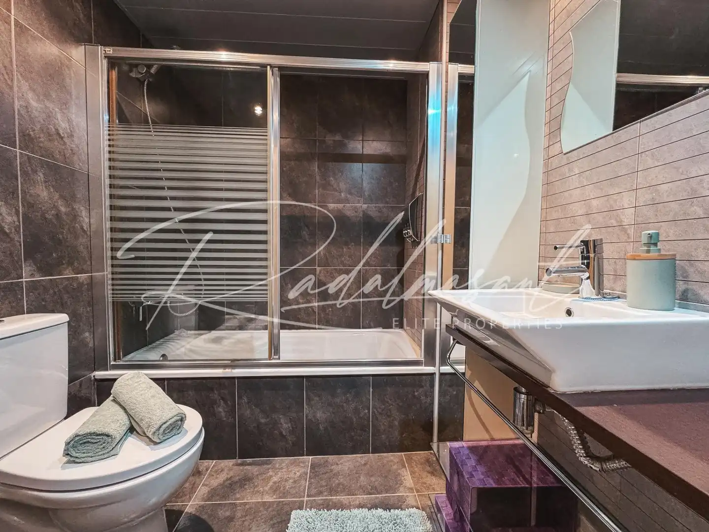 Badezimmer von Einfamilien-Reihenhaus zum Verkauf in Perafort mit Klimaanlage, Privatgarten und Parkett