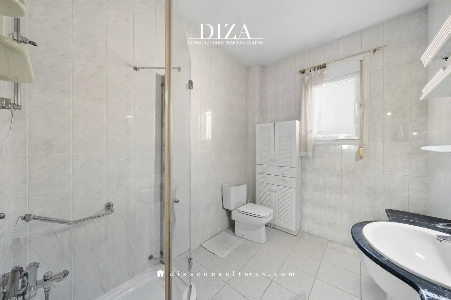 Bathroom of Attic for sale in Madrid  with Air Conditioner, Heating and Parquet flooring