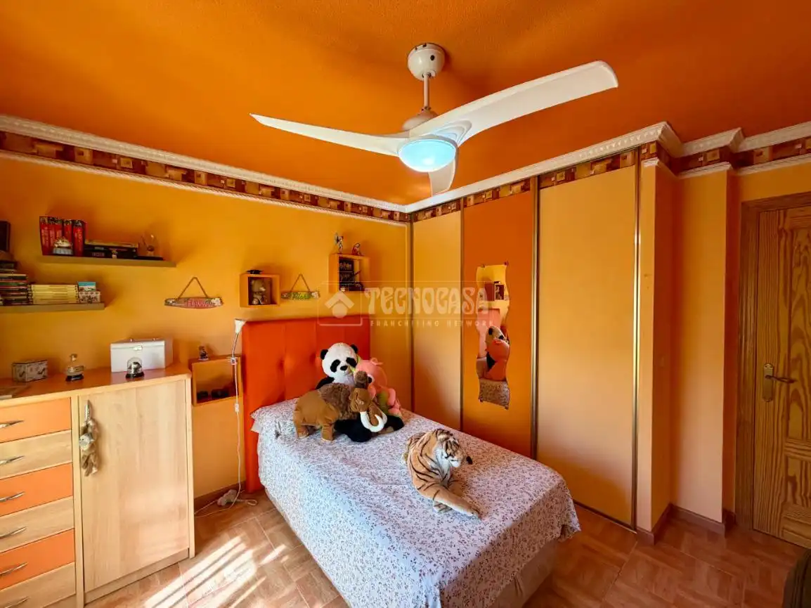 Schlafzimmer von Einfamilien-Reihenhaus zum Verkauf in Azuqueca de Henares mit Klimaanlage und Heizung