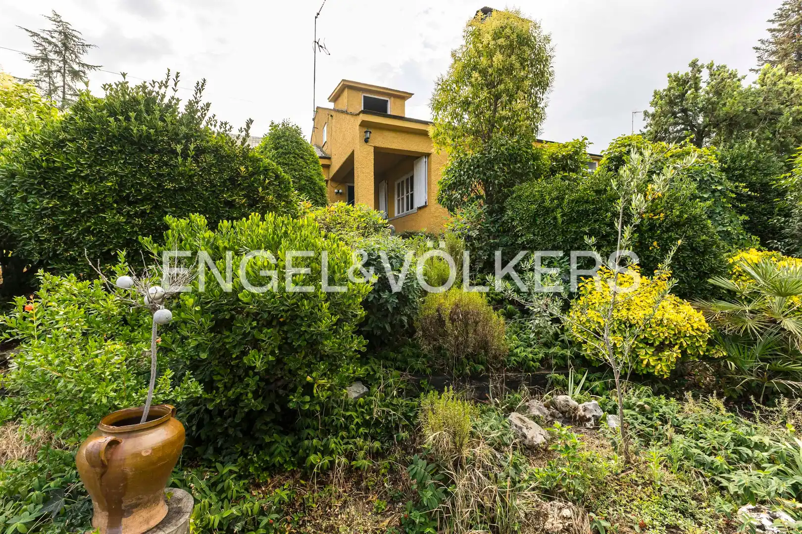 Vista exterior de Casa o xalet en venda en Tres Cantos amb Calefacció, Jardí privat i Parquet