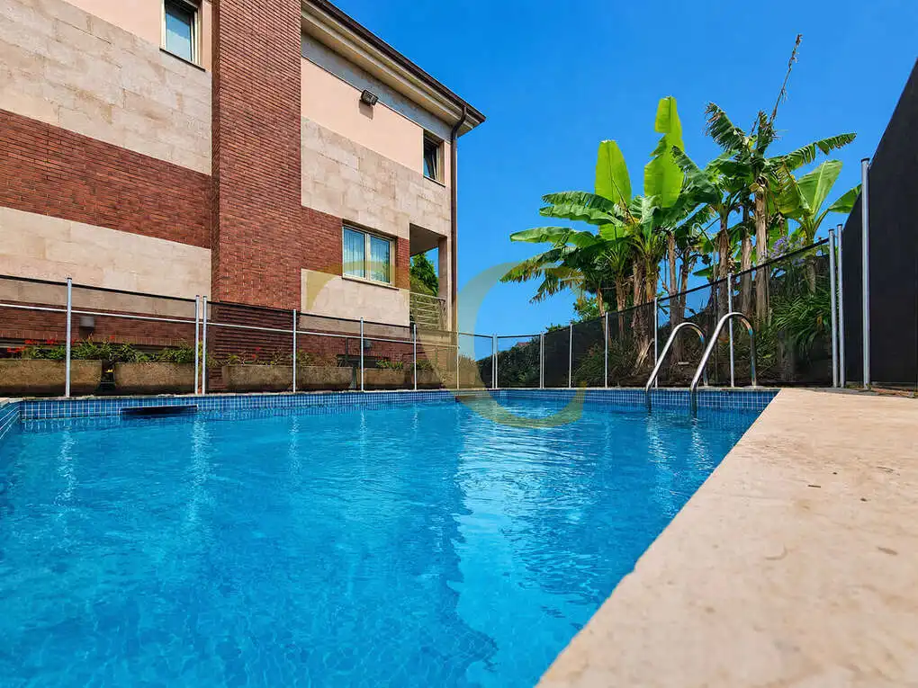 Piscina de Casa o xalet en venda en Gijón  amb Calefacció, Jardí privat i Terrassa